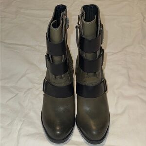 Sorel Olive and Black Leather Combat Boots Size 7 Pristine